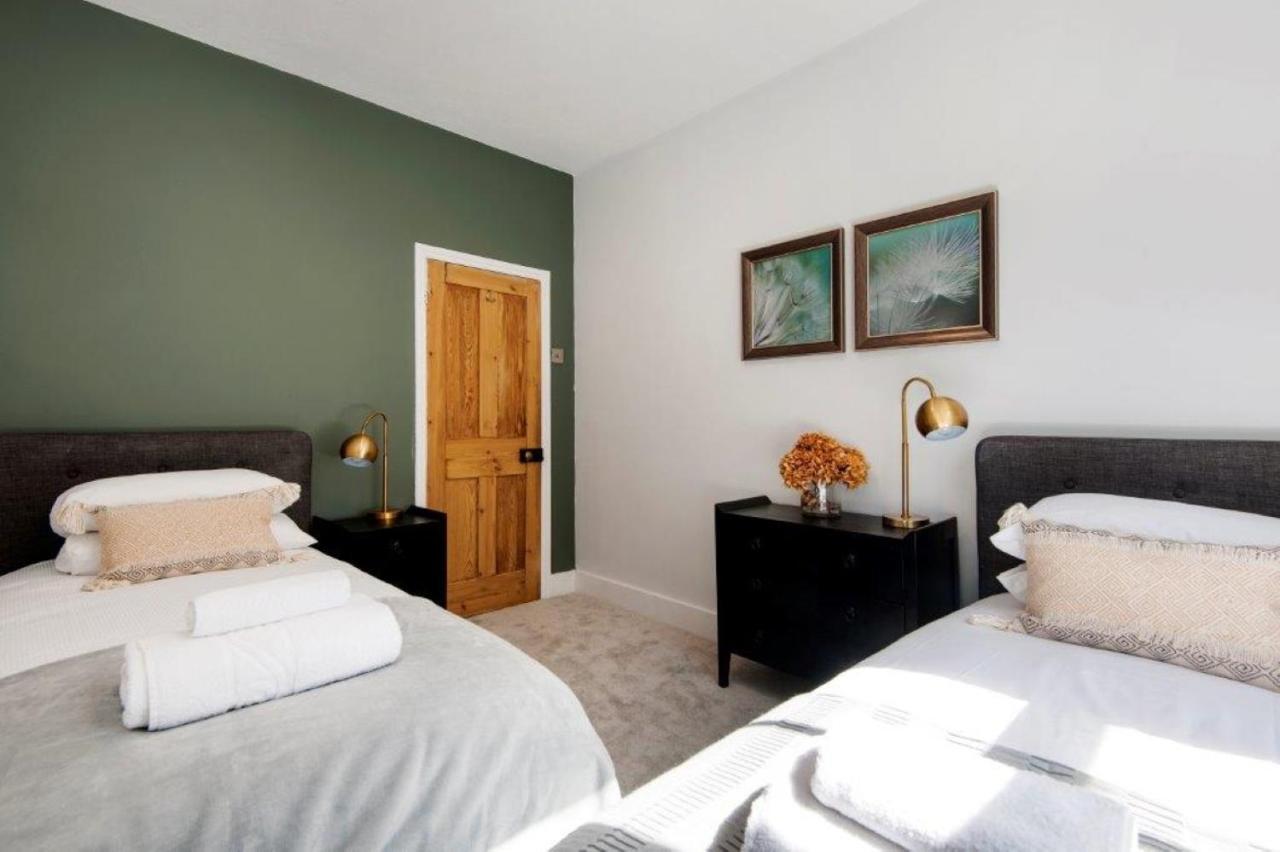 Vakantiehuis Modern Family In Close To Amenities And Train