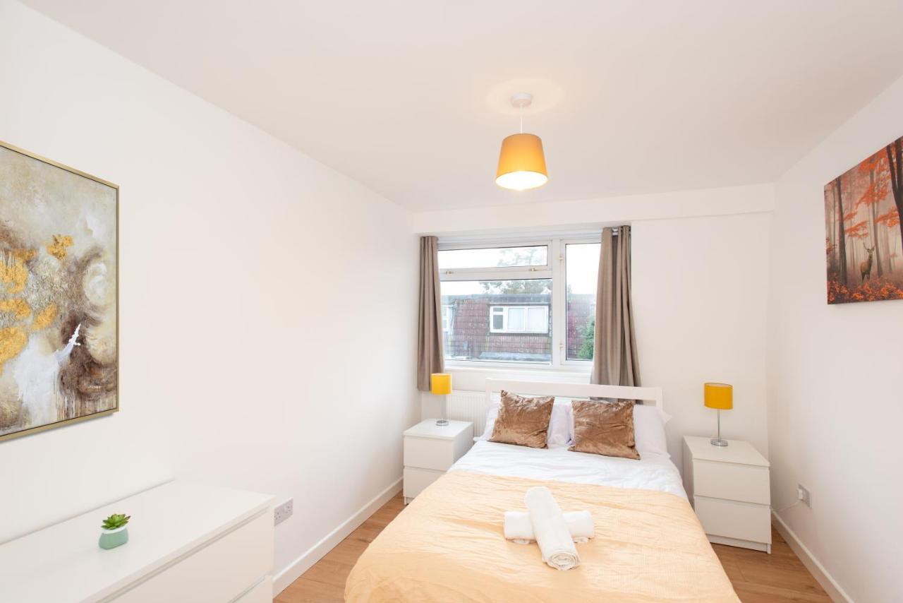Stunning Four Bedroom House Close To Excel, O2 & With Free Parking London