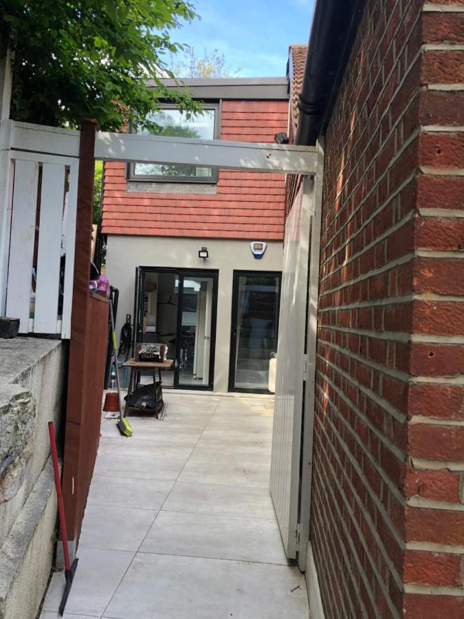 Self Contained Ensuite Double Bedroom With Own Entrance Free Off Street Parking Privatunterkunft London