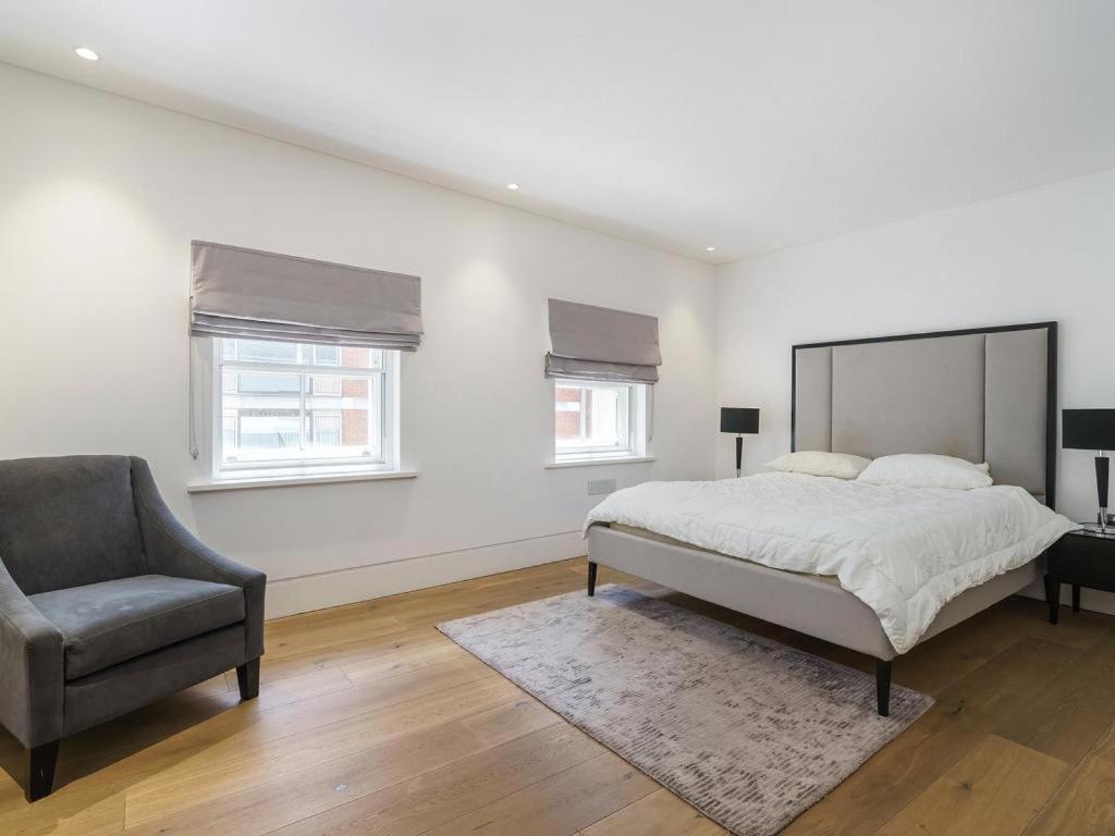 Stunning And Bright - Romilly Street Apartment London