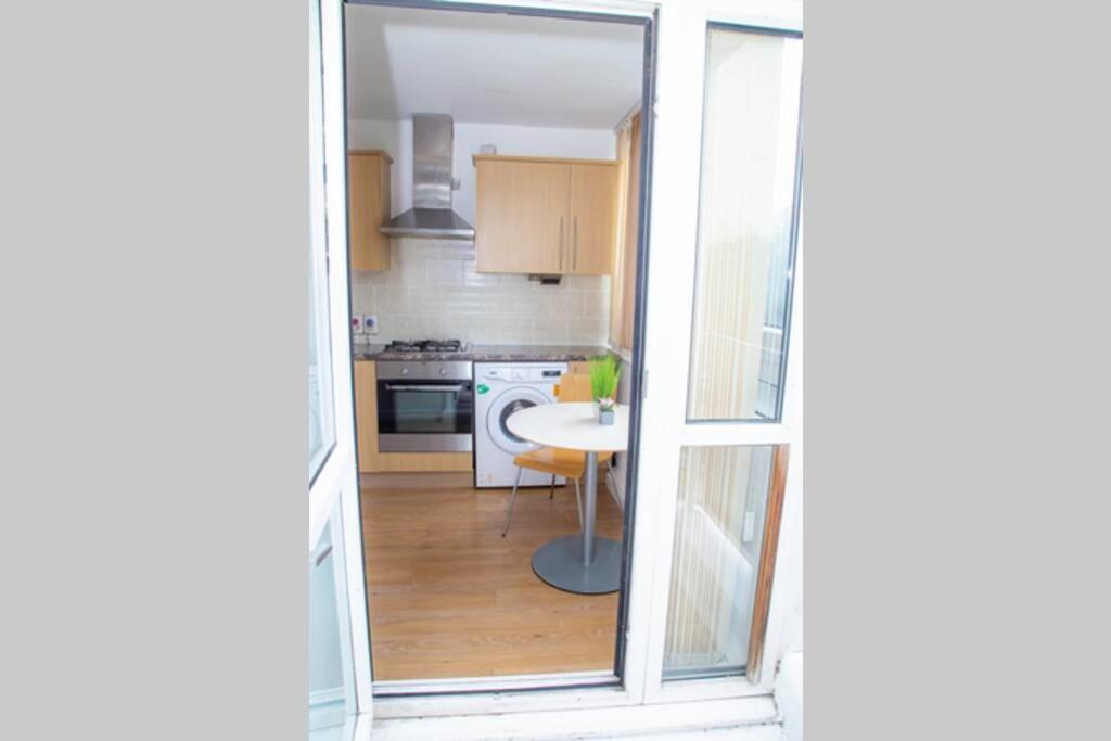 Shoreditch Hoxton Large 3 Bed Garden Flat
