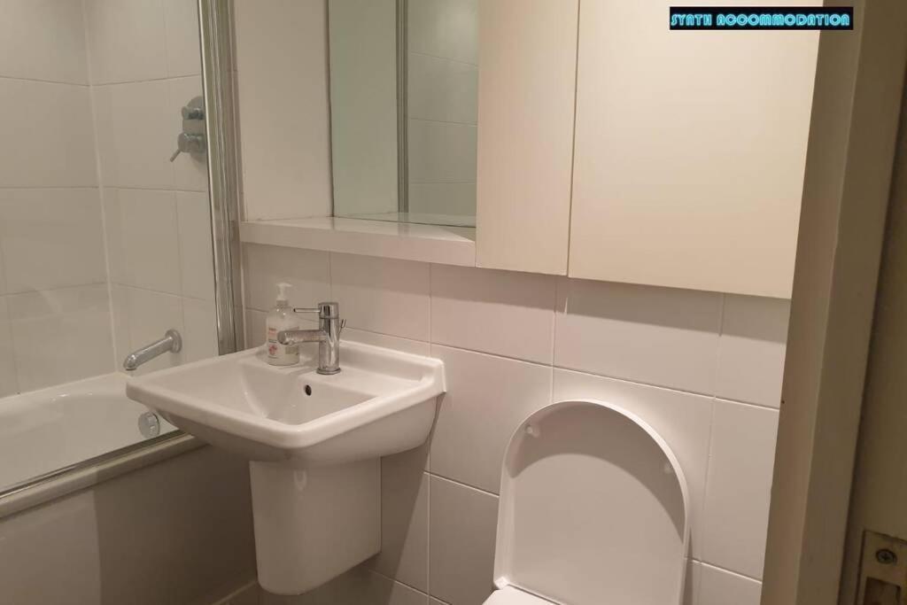 Apartment 80s Retro 1bed Studio Serviced Canary Wharf Perfect For Solo & Couple Travellers