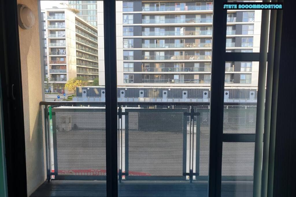 Apartment 80s Retro 1bed Studio Serviced Canary Wharf Perfect For Solo & Couple Travellers *