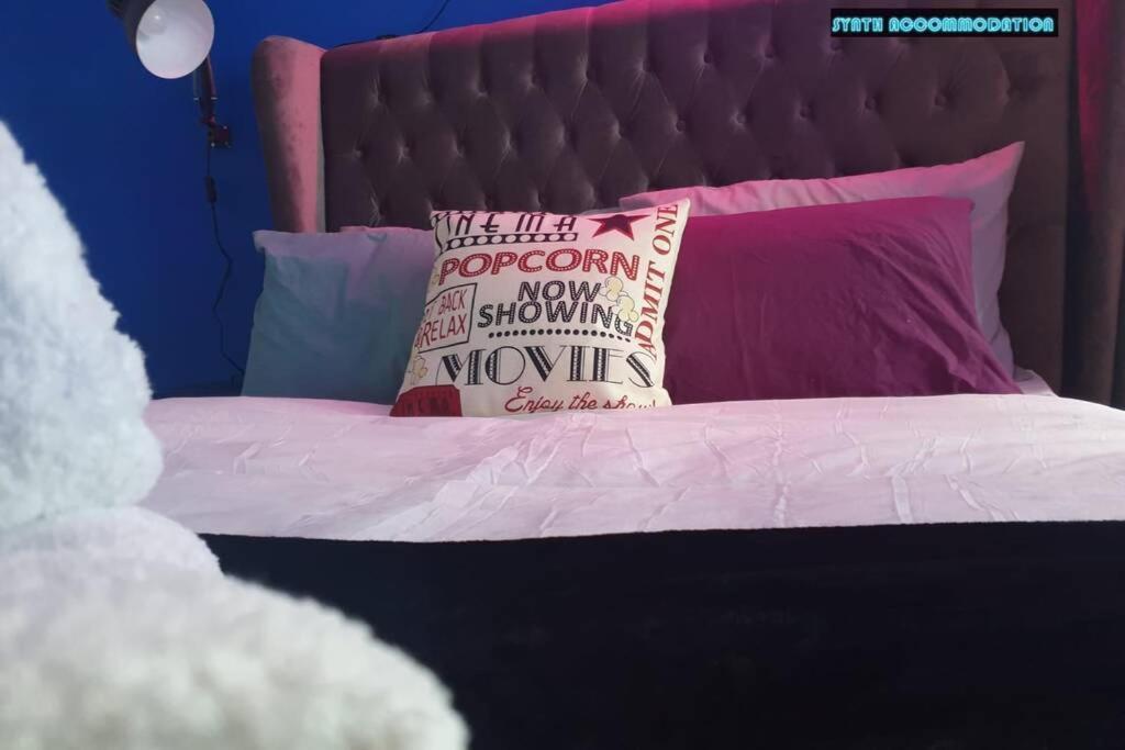 80s Retro 1bed Studio Serviced Canary Wharf Perfect For Solo & Couple Travellers Apartment *