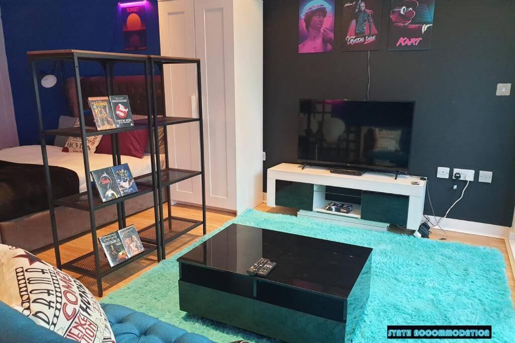 80s Retro 1bed Studio Serviced Canary Wharf Perfect For Solo & Couple Travellers *