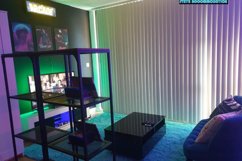 80s Retro 1bed Studio Serviced Canary Wharf Perfect For Solo & Couple Travellers Apartment *
