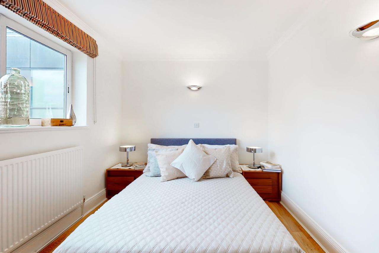 Apartment In Bond Street London
