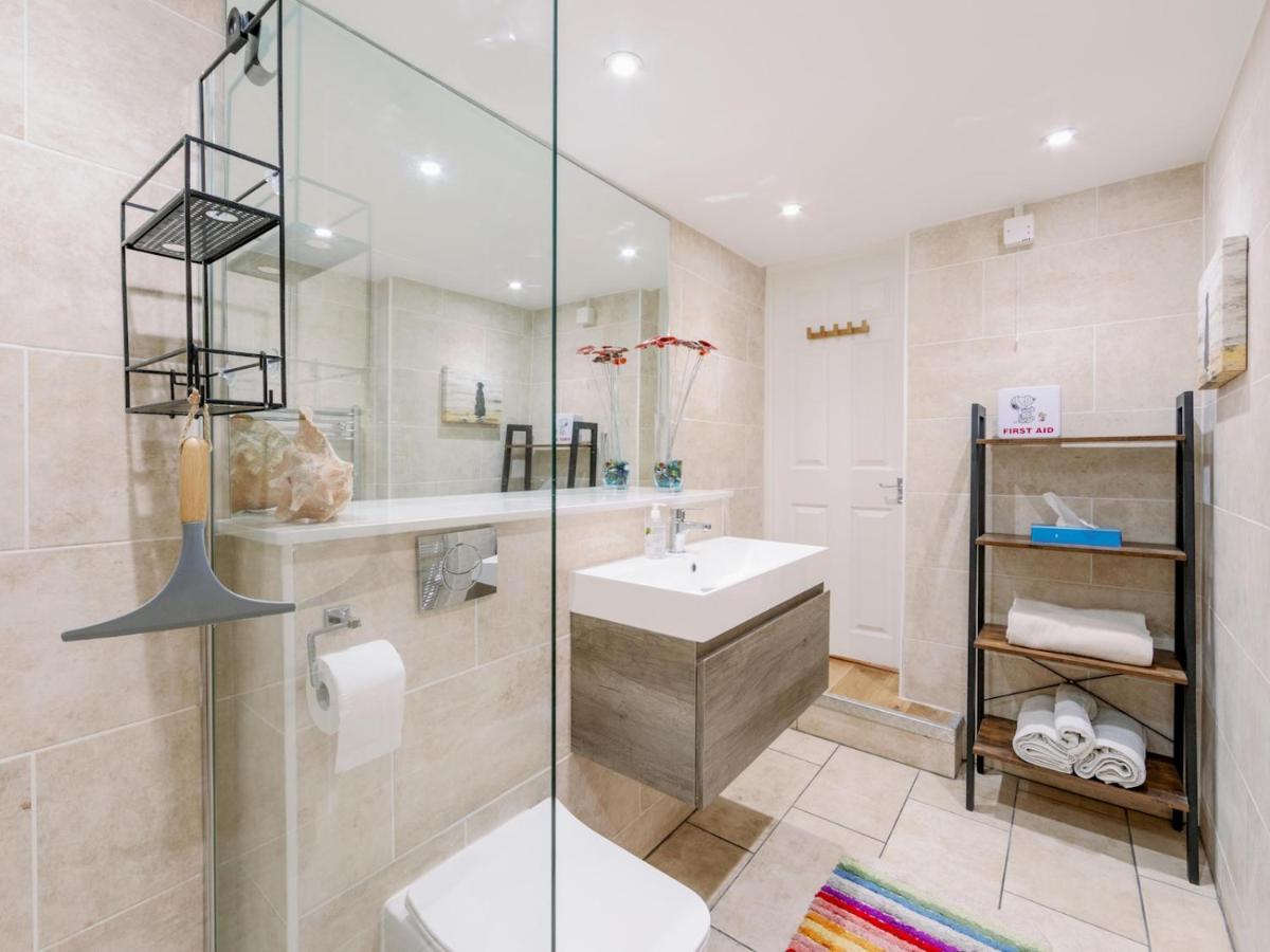 Pass The Keys Recently Renovated 1br Flat With Private Garden In South Apartment