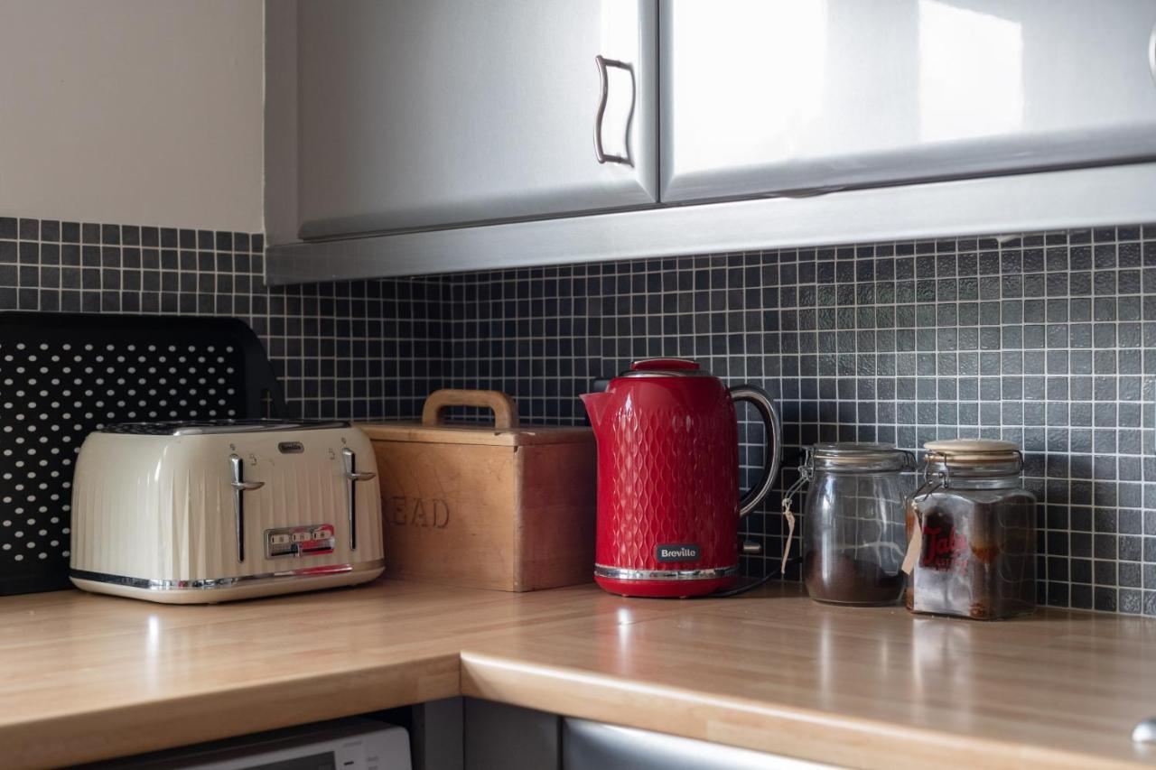 Apartment Pleasant Putney Close To The Tube Station By Underthedoormat