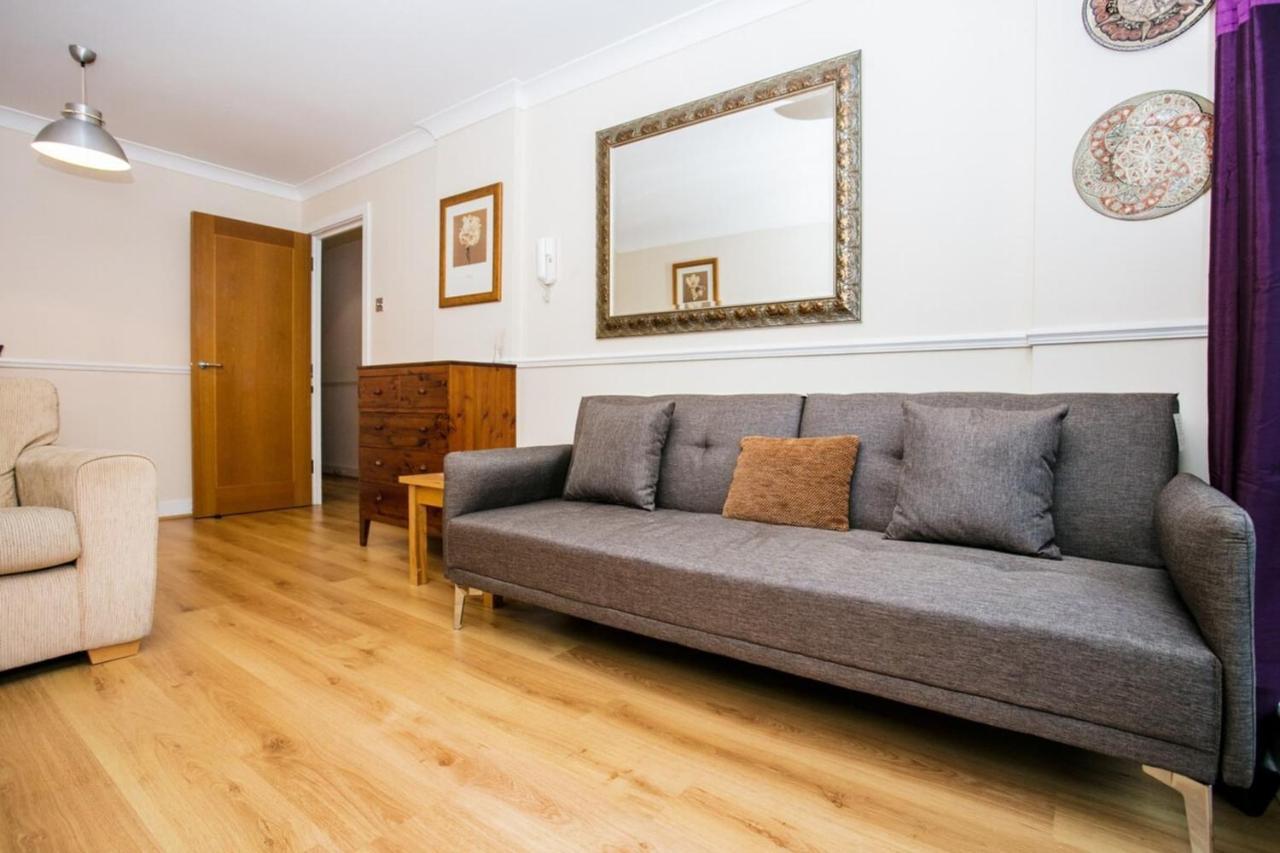 1 Bedroom On The Riverbank Near St Paul's London