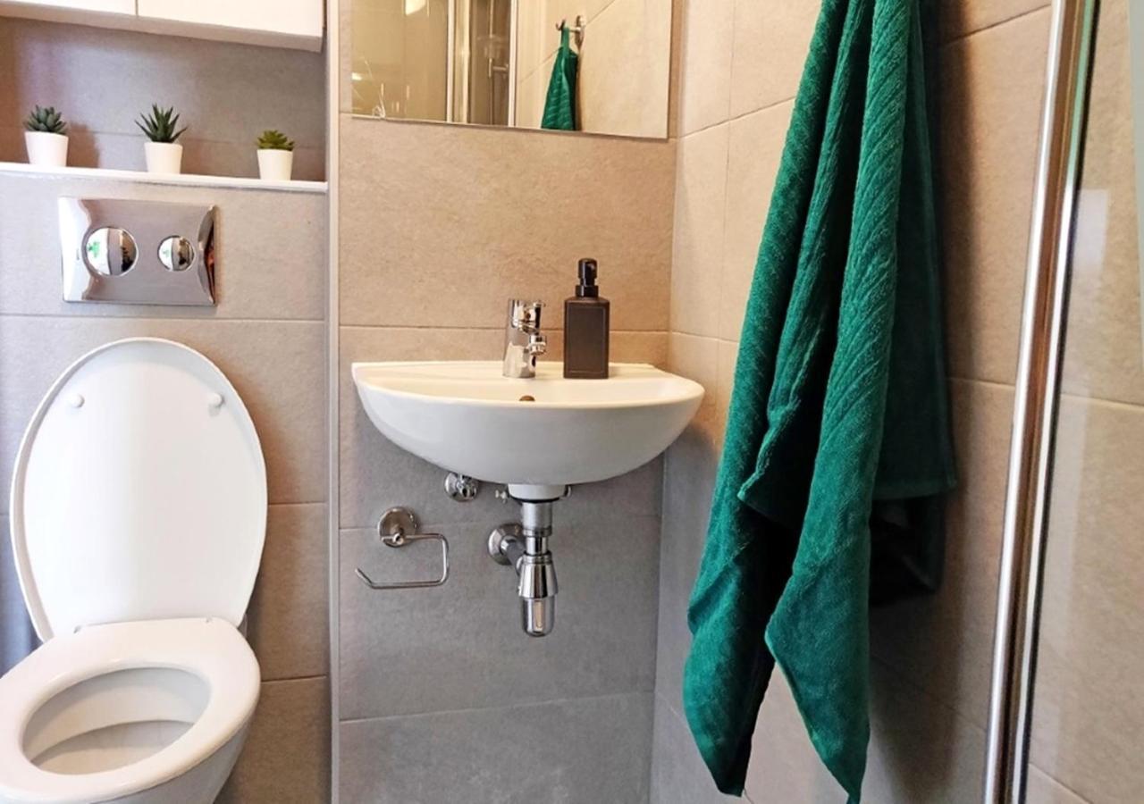 Trendy Studios, East Greenwich Pleasaunce - Sk * London