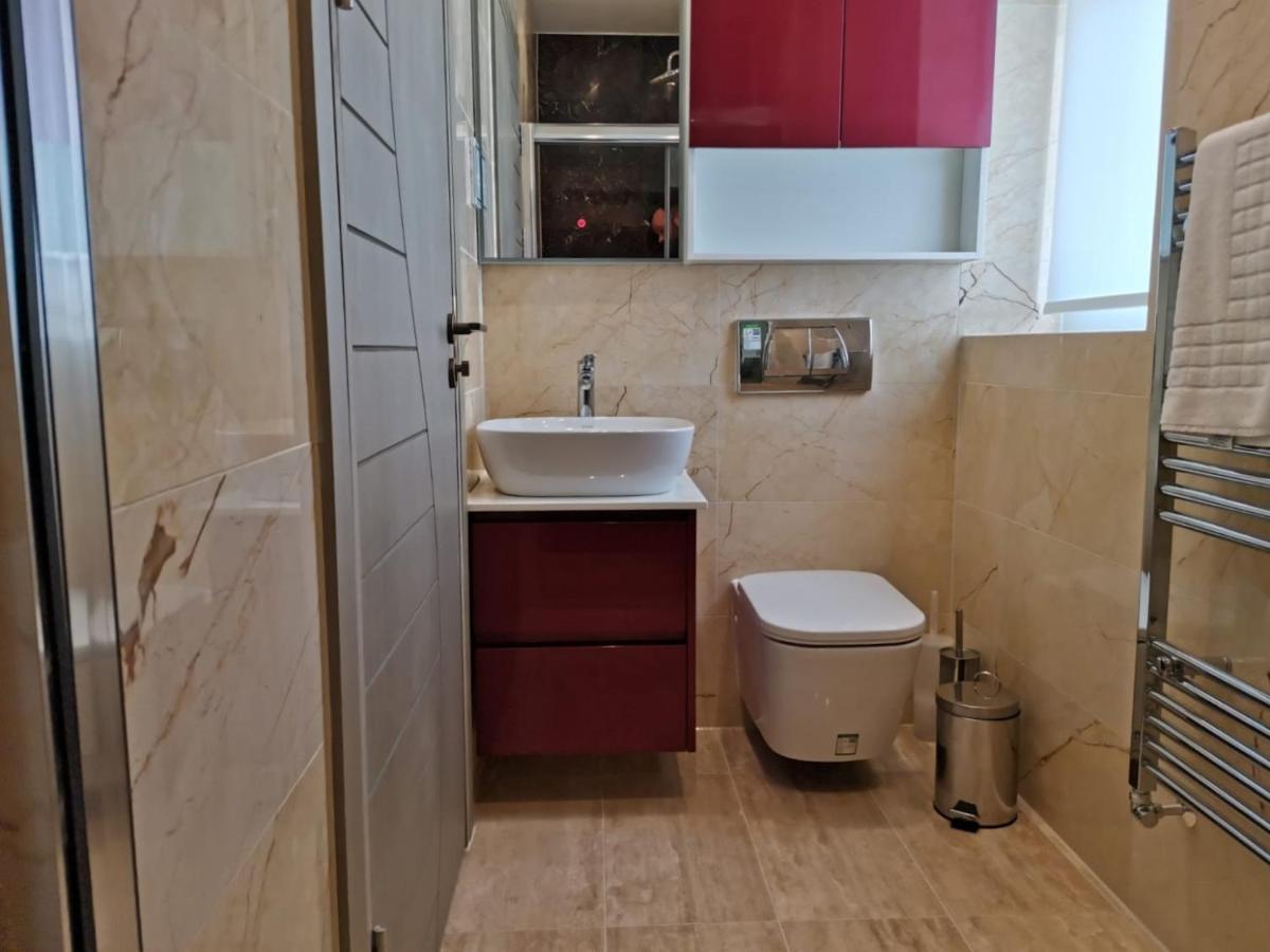 Charles Hope Kew Bridge Apartment