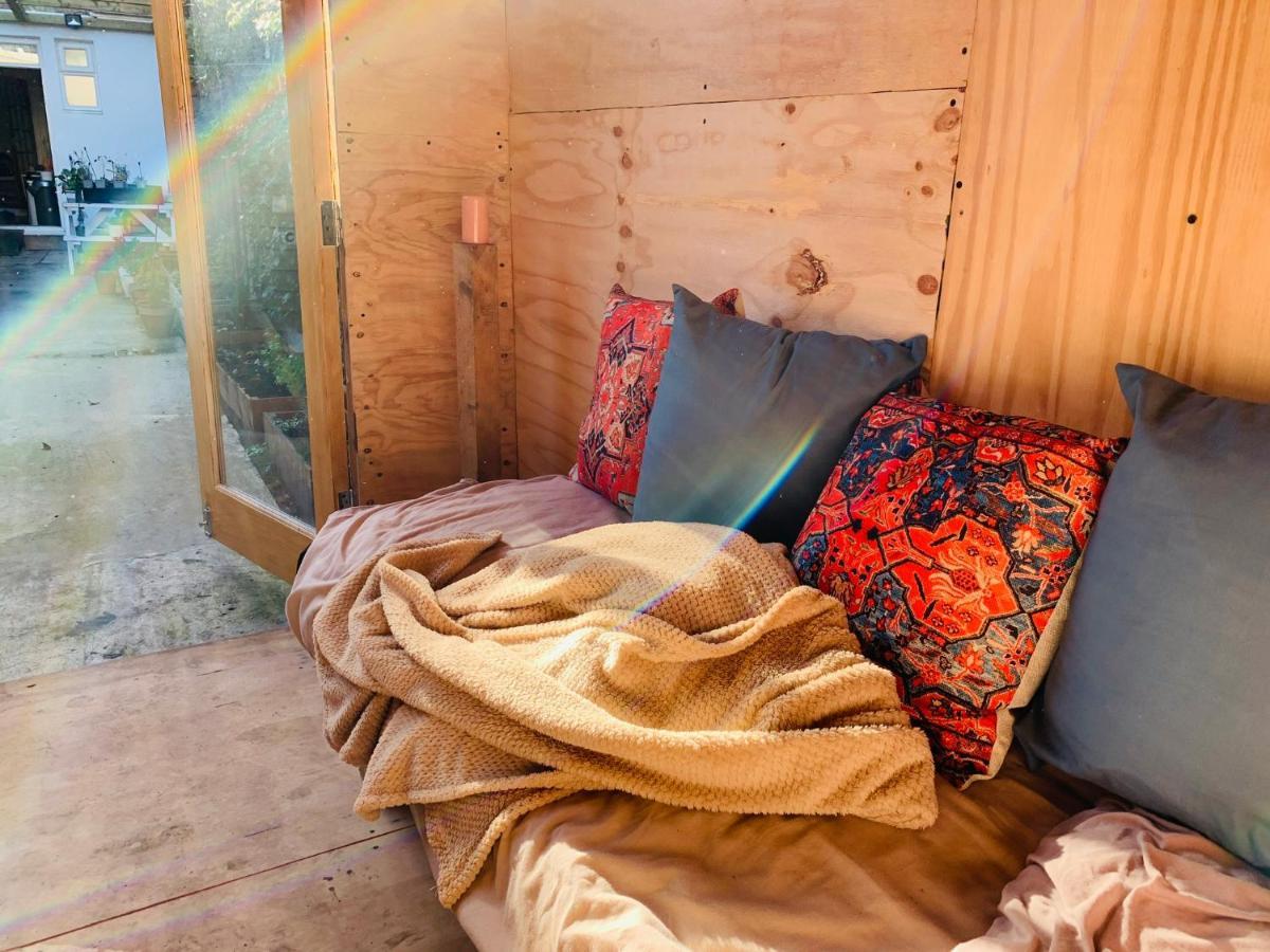 35 Mins To London. 3 Bedrooms. 2 Bathrooms With Garden