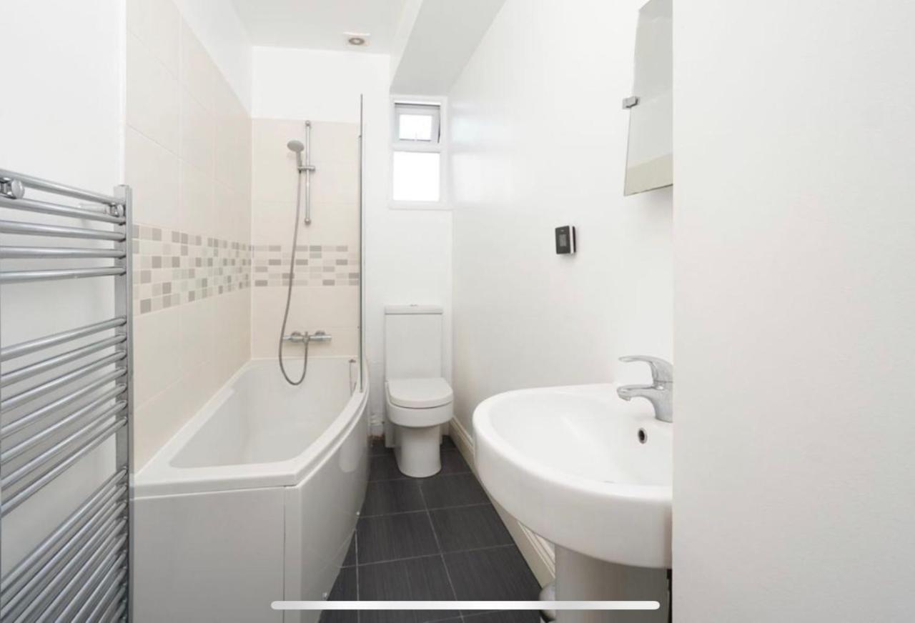 35 Mins To London. 3 Bedrooms. 2 Bathrooms With Garden Vakantiehuis Londen