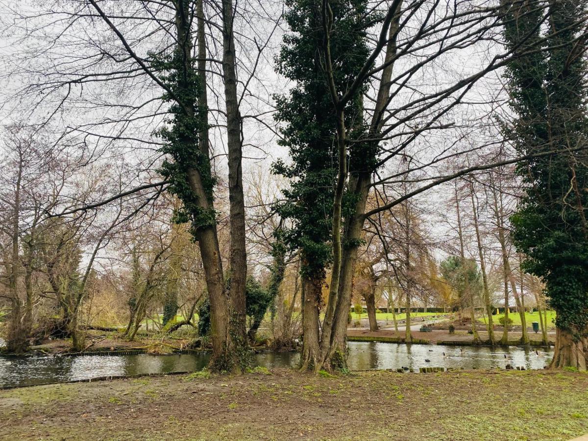 35 Mins To London. 3 Bedrooms. 2 Bathrooms With Garden Vakantiehuis Londen