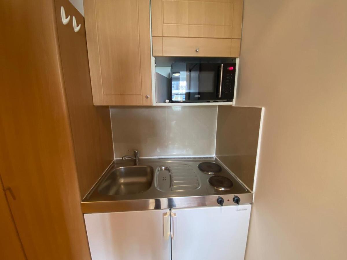 F303- Fantastic 3rd Flr Studio Near Hyde Park Apartment *
