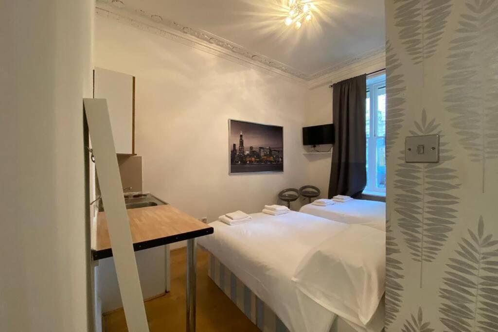 F6-comfy Ground Flr Fits 4- Near Paddington Apartment *