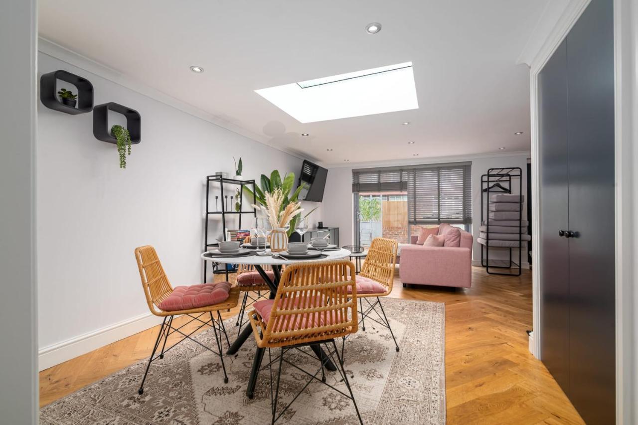 Guestready - Unique Near Wimbledon With Gorgeous Deck And Parking Vakantiehuis Londen