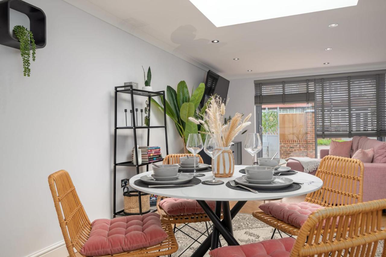 Vakantiehuis Guestready - Unique Near Wimbledon With Gorgeous Deck And Parking