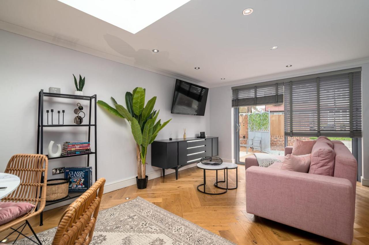 Guestready - Unique Near Wimbledon With Gorgeous Deck And Parking Vakantiehuis Londen