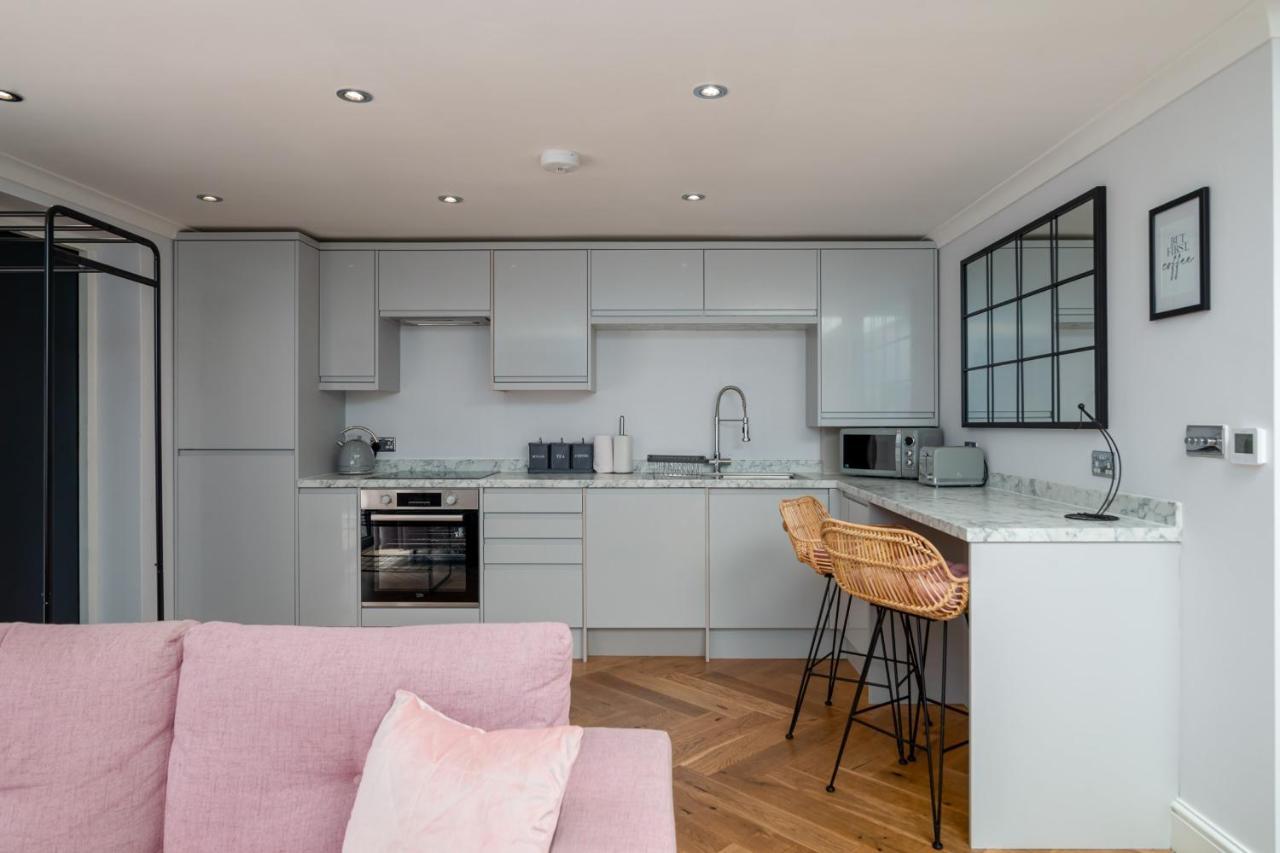 Guestready - Unique Near Wimbledon With Gorgeous Deck And Parking Vakantiehuis