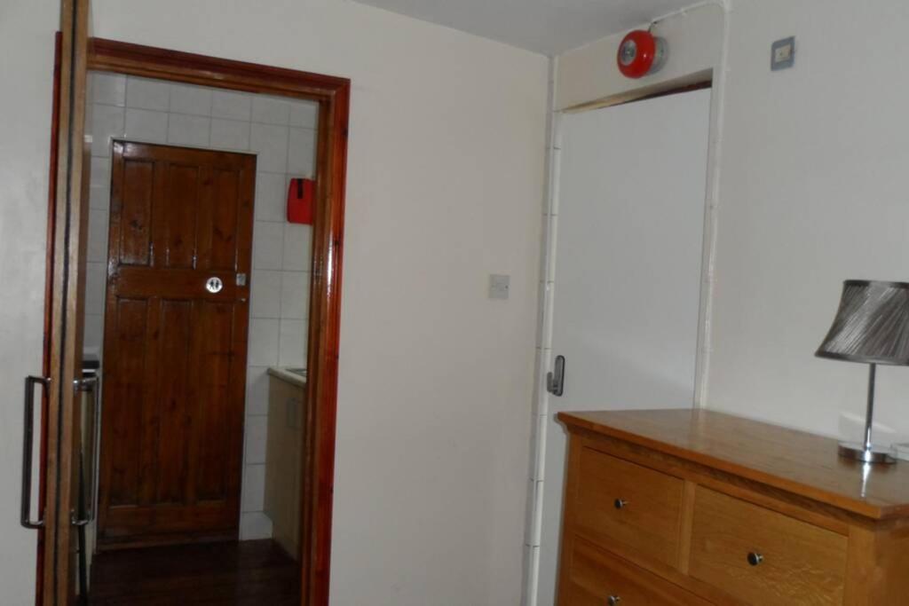 Bubblesbnb- Lovely 1 Bedroom Studio Flat * London