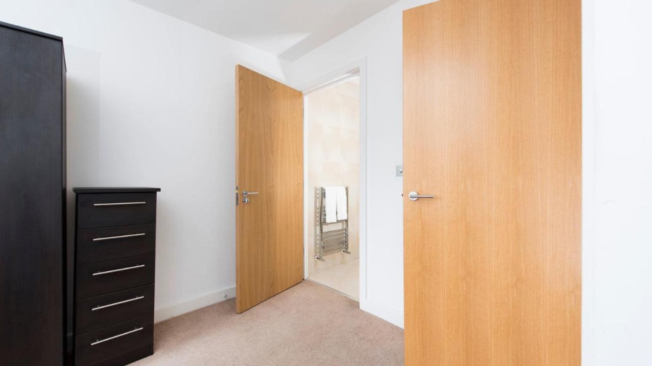 3 Bedroom Apartment in Stratford * Londen
