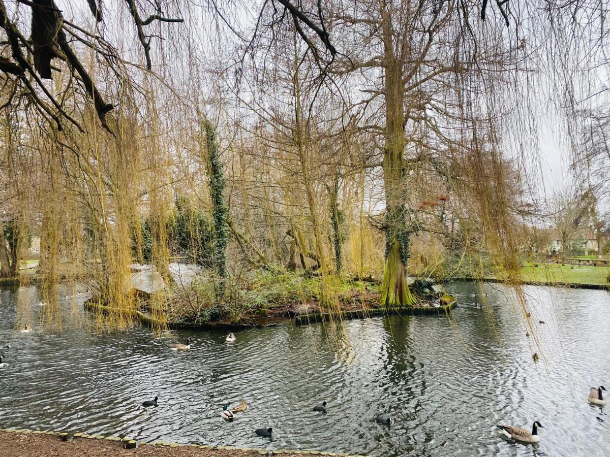 35 Mins To London. 3 Bedrooms. 2 Bathrooms With Garden