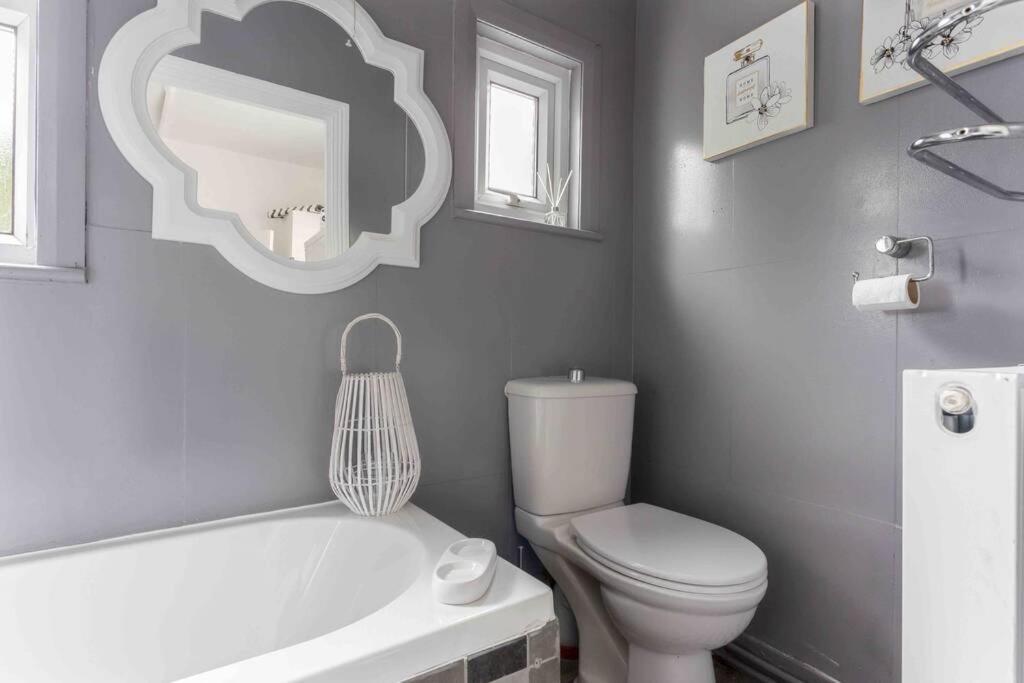 Contemporary 3 Bed House With Spacious Garden Close To Stratford Holiday home London