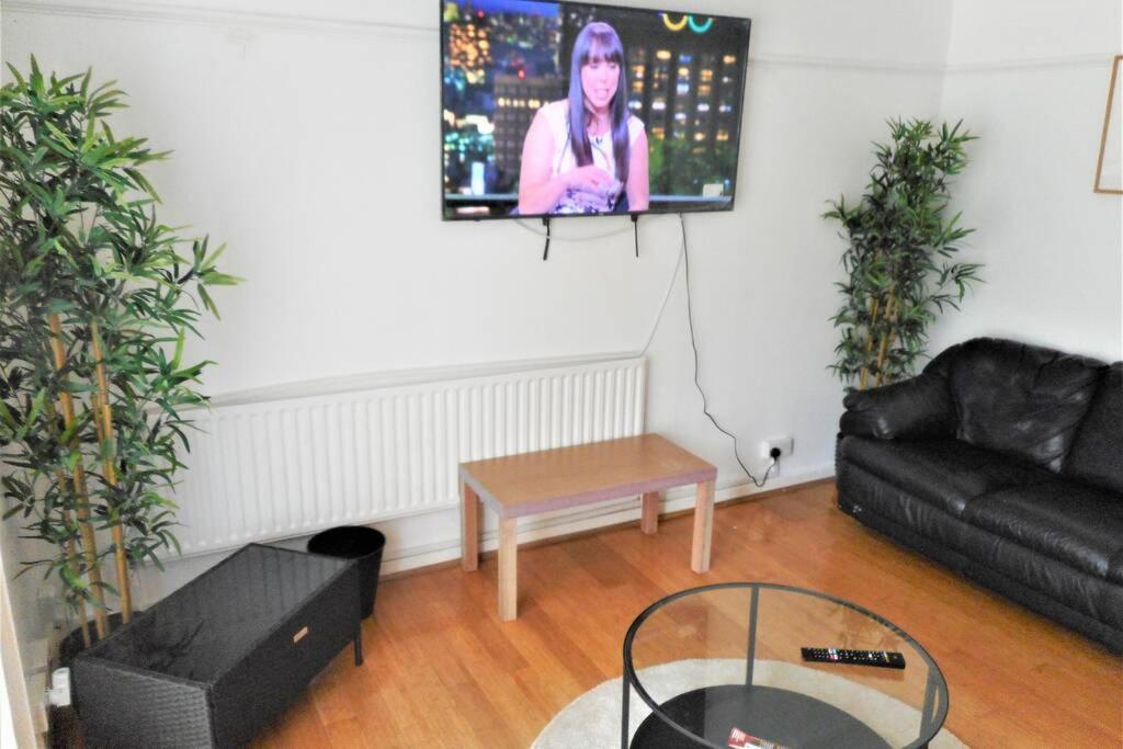 Stunning Lovely 3- Bedroom Fulham With Roof Terraces Londen