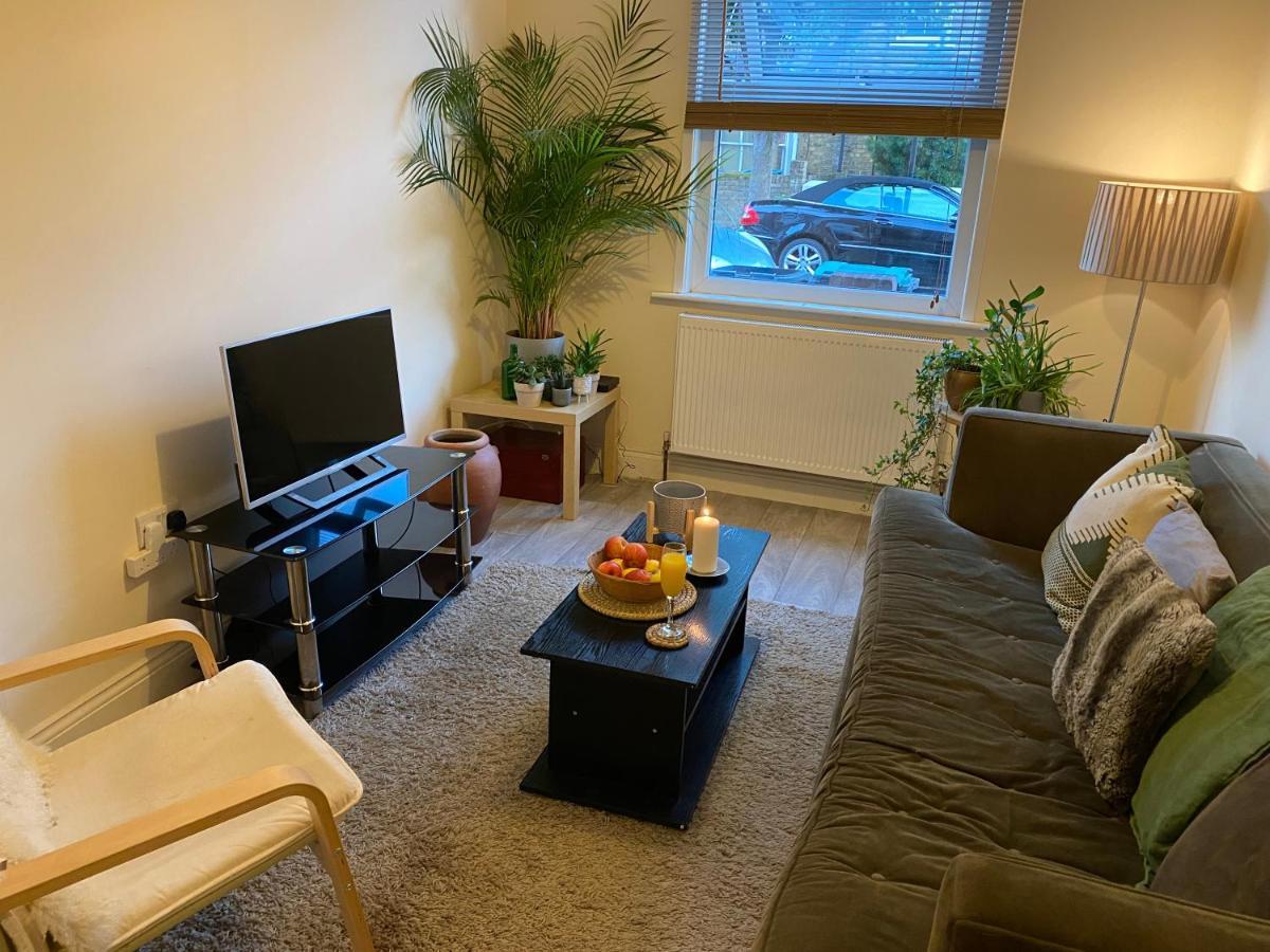 35 Mins To London. 3 Bedrooms. 2 Bathrooms With Garden * Londen