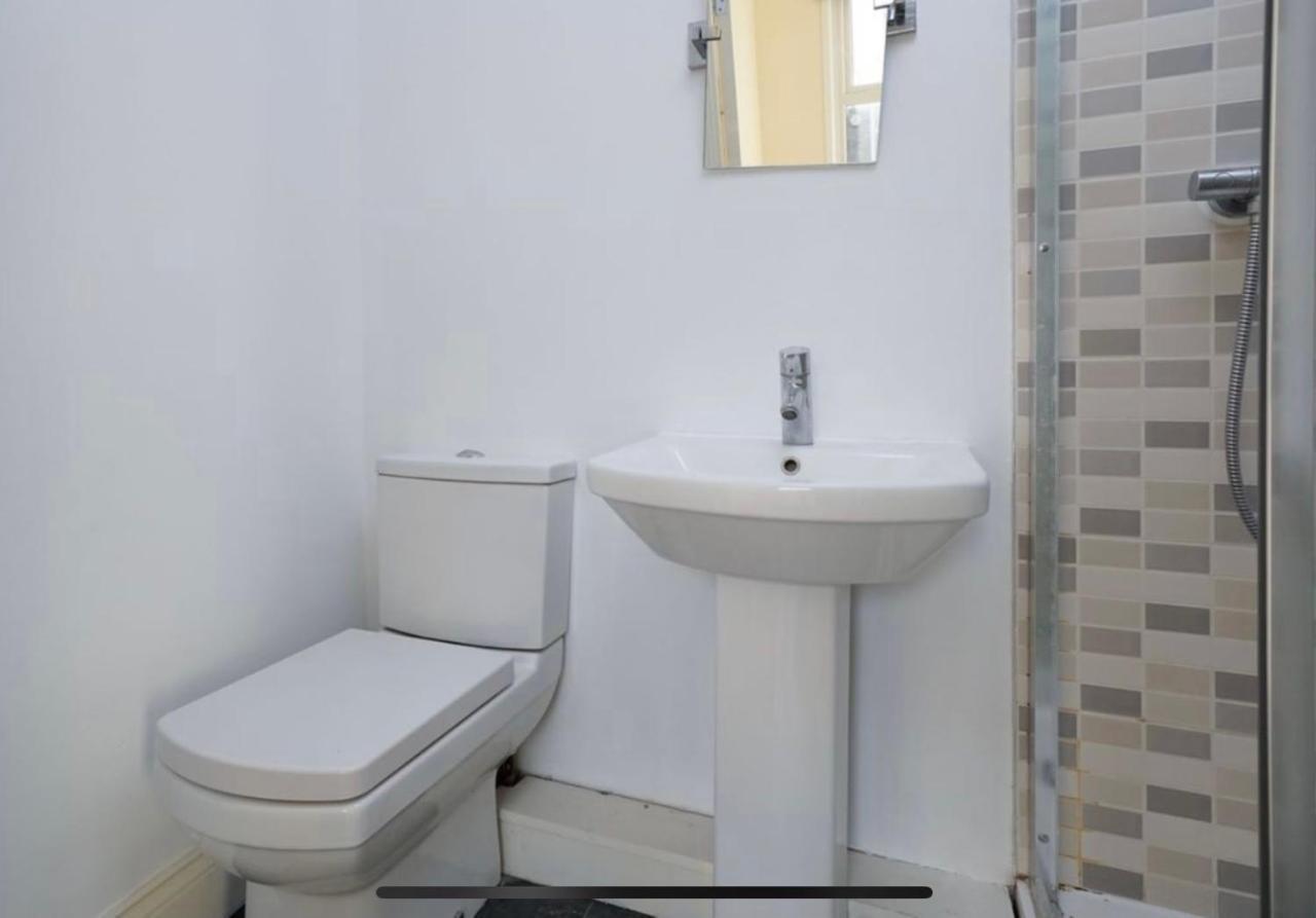 35 Mins To London. 3 Bedrooms. 2 Bathrooms With Garden *