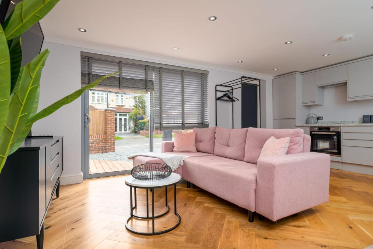 Guestready - Unique Near Wimbledon With Gorgeous Deck And Parking Vakantiehuis Londen