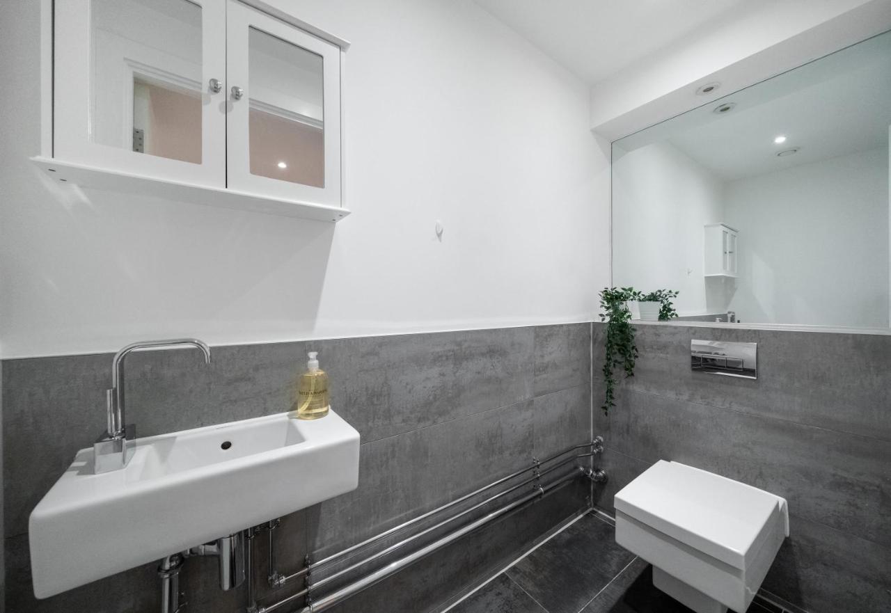 Duplex 2 Bedr, 3 Beds, 2,5 Bath Trafalgar Square Apartment London