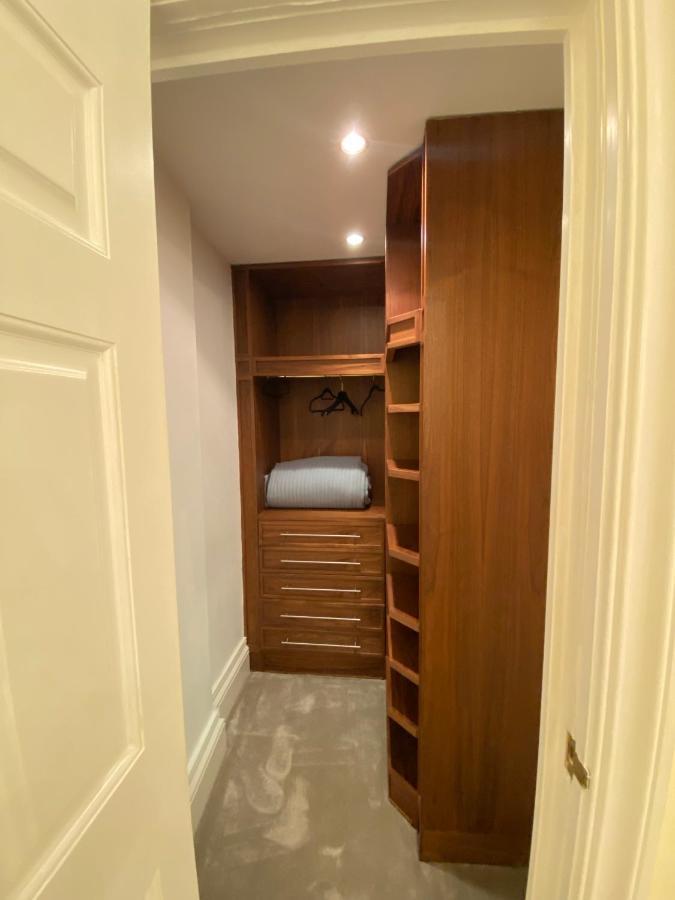 Kll Management- Hydepark Place * London