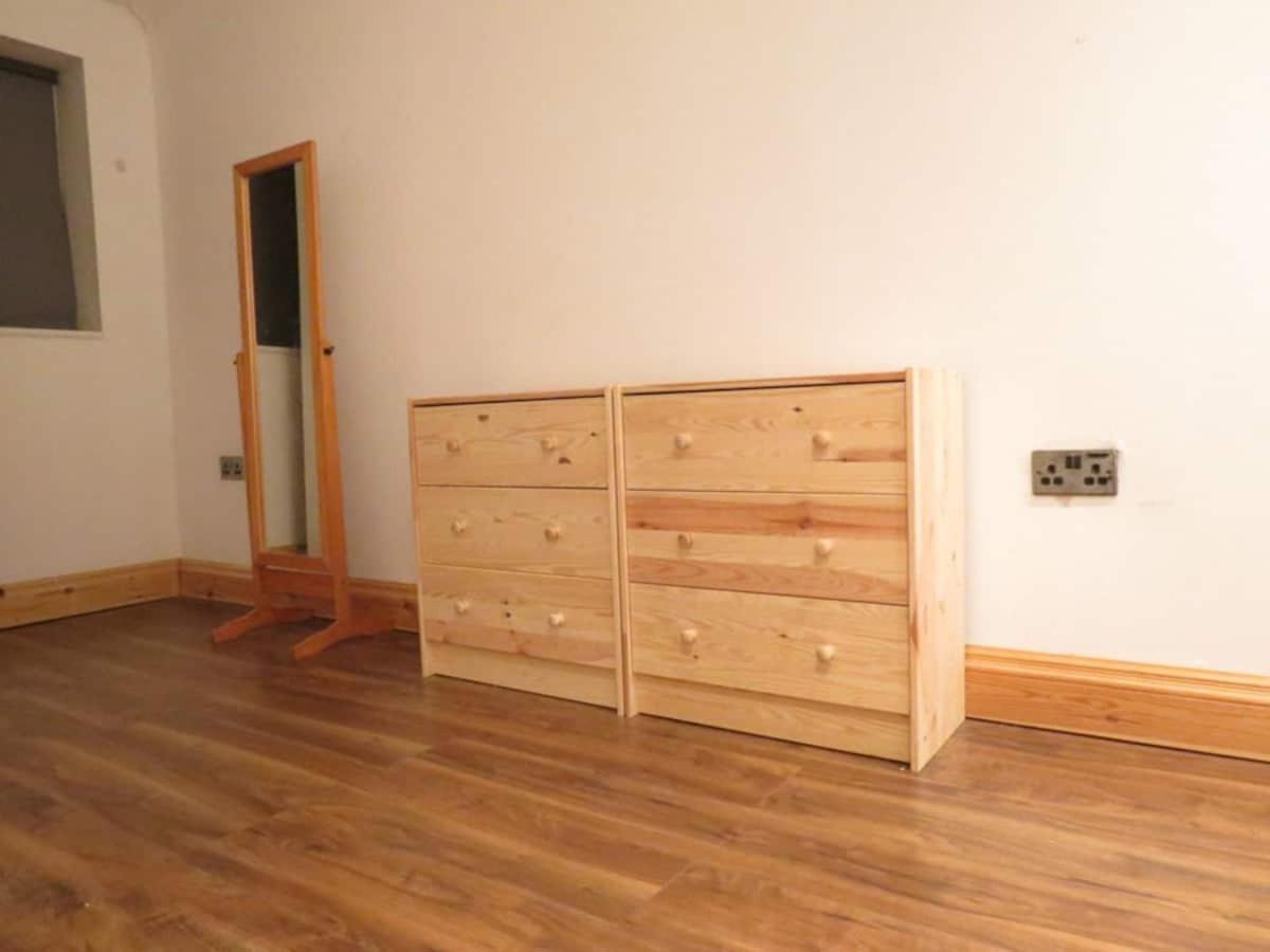 Modern Split Level Flat In Croydon * Londen
