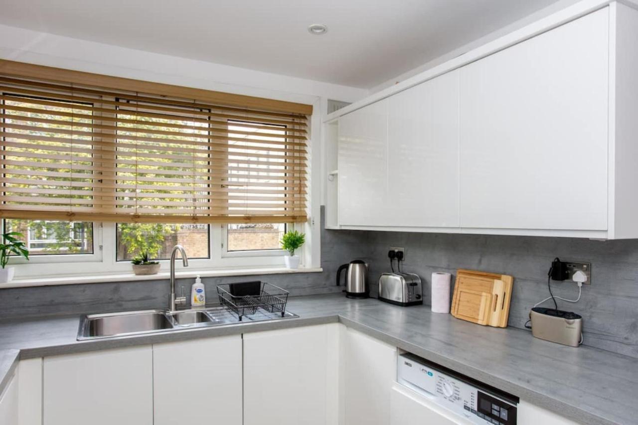 Apartment Spacious 3 Bedroom With Large Balcony London