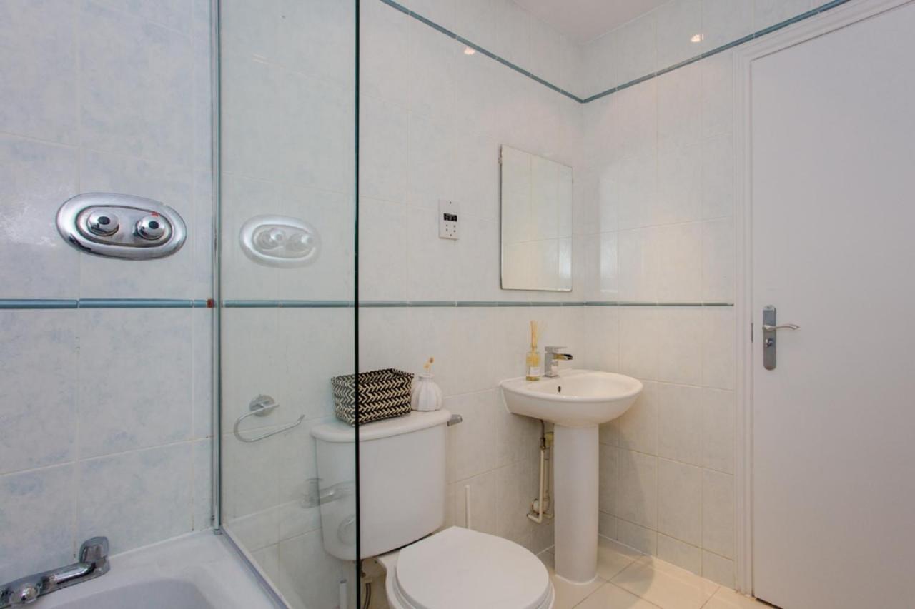 The Sparkford Gardens - Lovely 2bdr With Balcony Londen