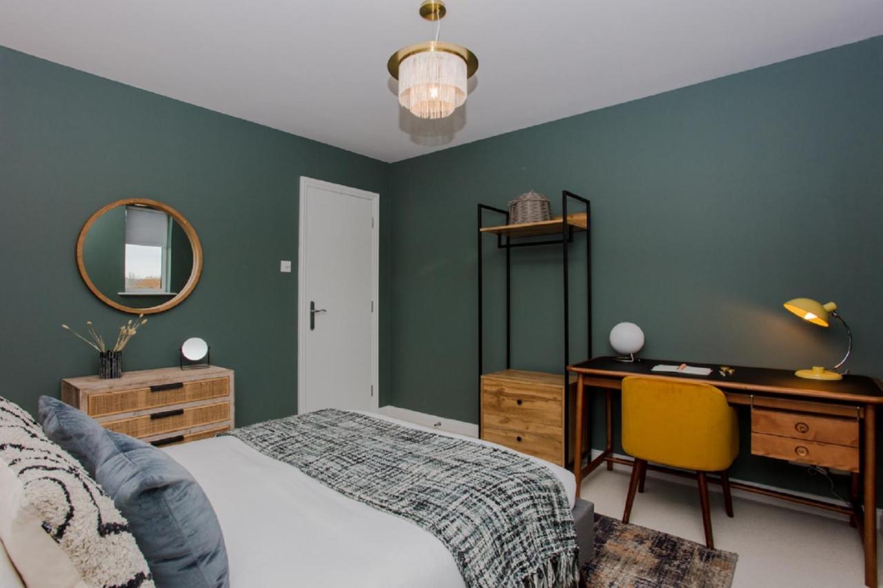 The Sparkford Gardens - Lovely 2bdr With Balcony Londen
