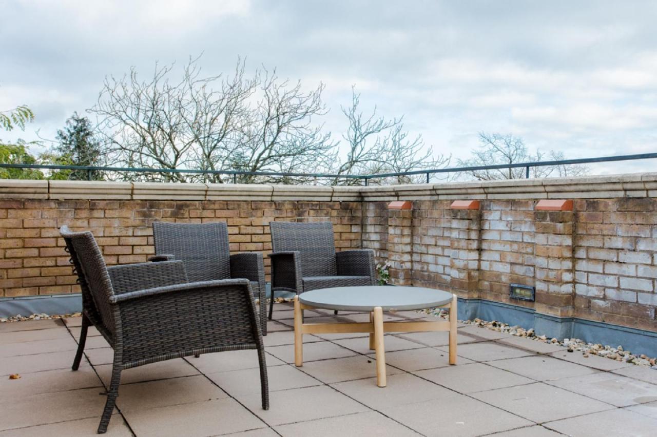 The Sparkford Gardens - Lovely 2bdr With Balcony Londen