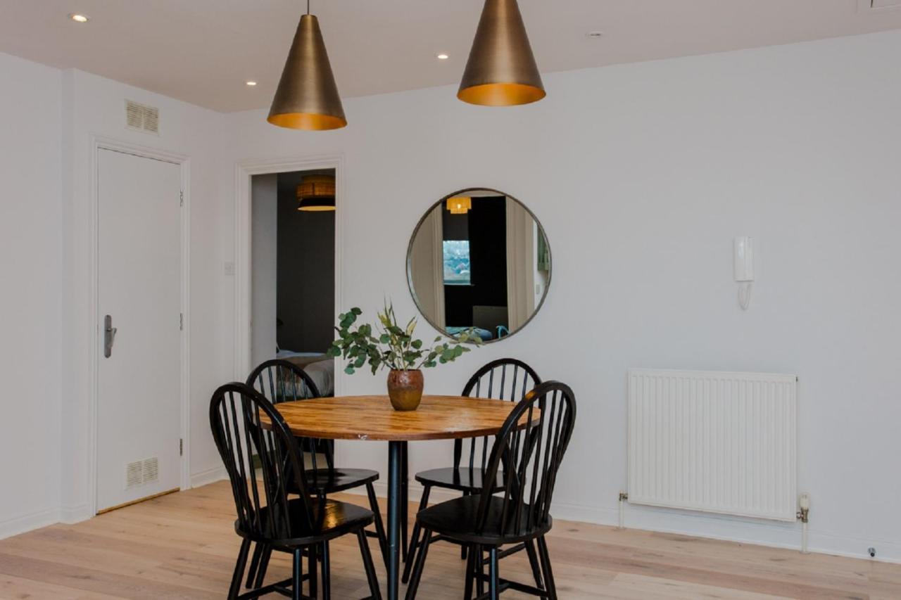 The Sparkford Gardens - Lovely 2bdr With Balcony Appartement Londen