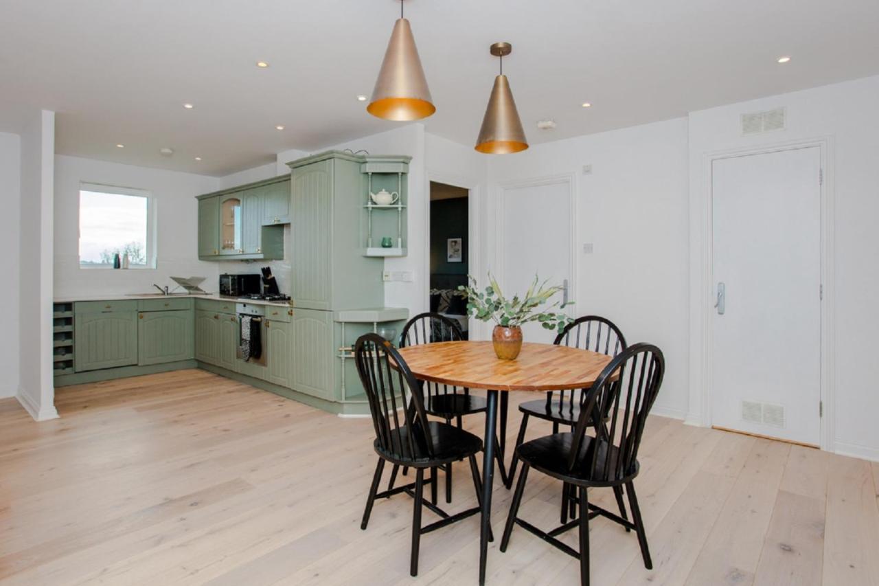 The Sparkford Gardens - Lovely 2bdr With Balcony Appartement Londen