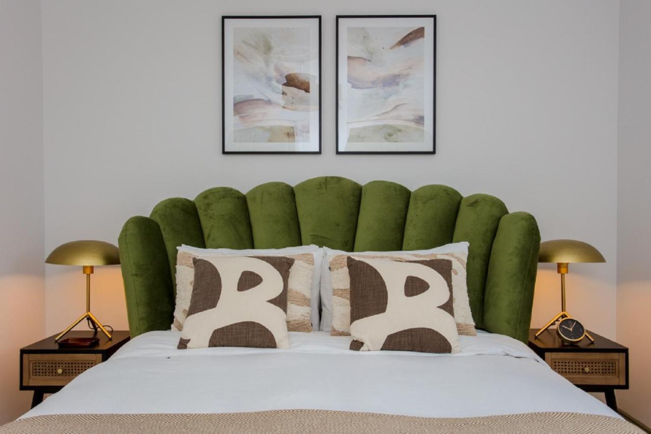 The Sparkford Gardens - Lovely 2bdr With Balcony Londen