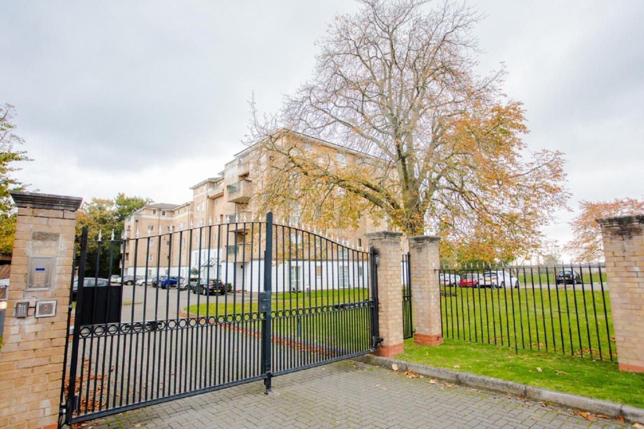The Sparkford Gardens - Lovely 2bdr With Balcony Appartement Londen