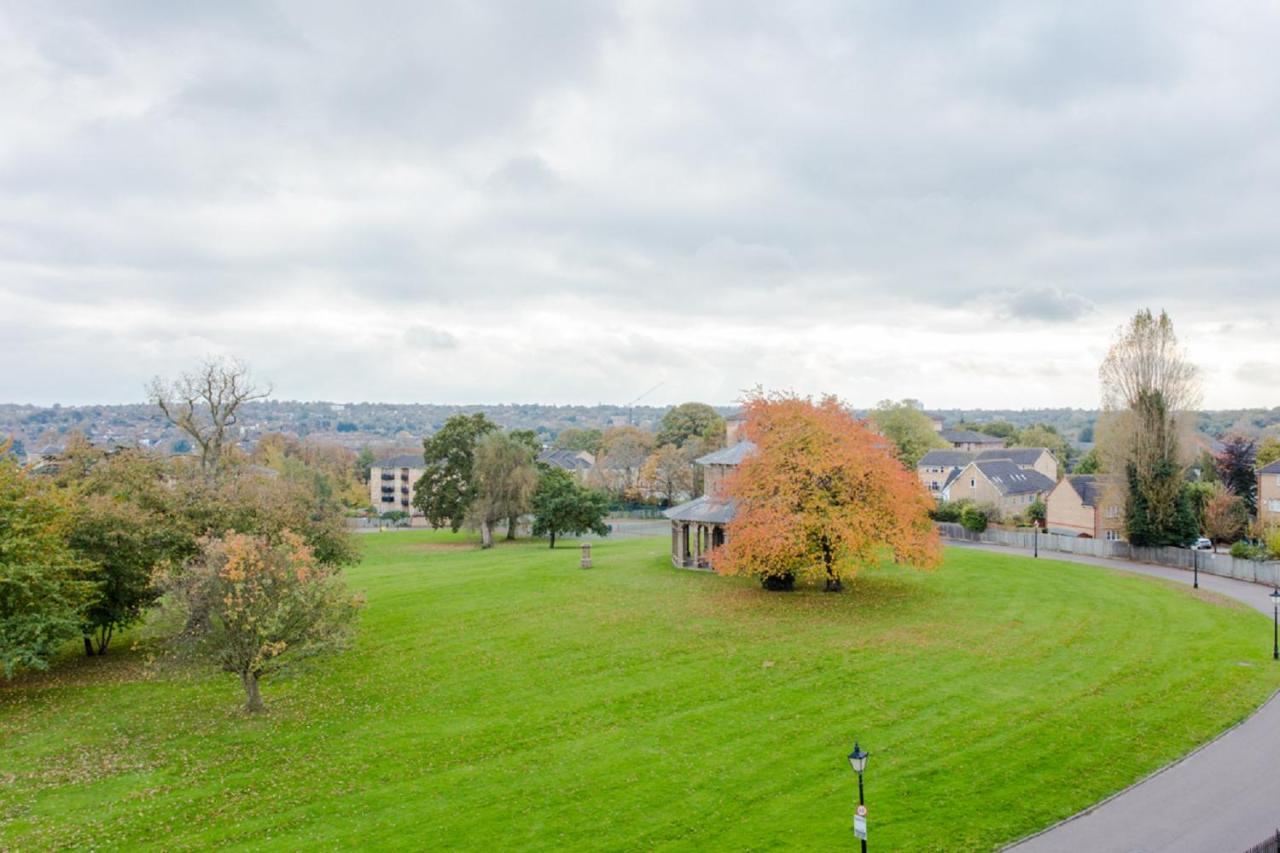 The Sparkford Gardens - Lovely 2bdr With Balcony Appartement Londen