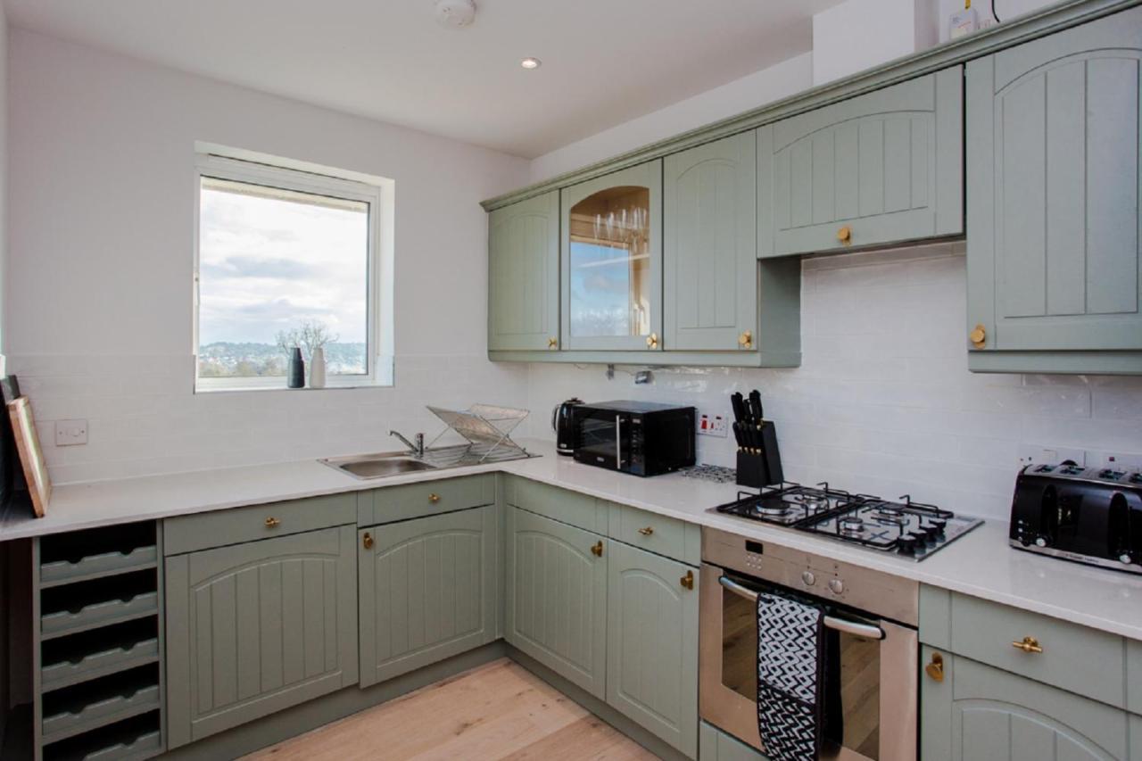 The Sparkford Gardens - Lovely 2bdr With Balcony Londen