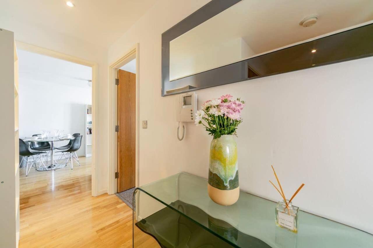 With Private Bathroom In A Modern Two Bedroom Two Bathroom Flat Privat overnatting *