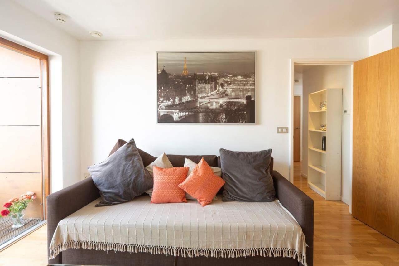 Privat overnatting With Private Bathroom In A Modern Two Bedroom Two Bathroom Flat London