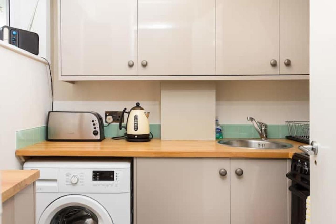 Modern 2 Bedroom In Zone 1 Leilighet London