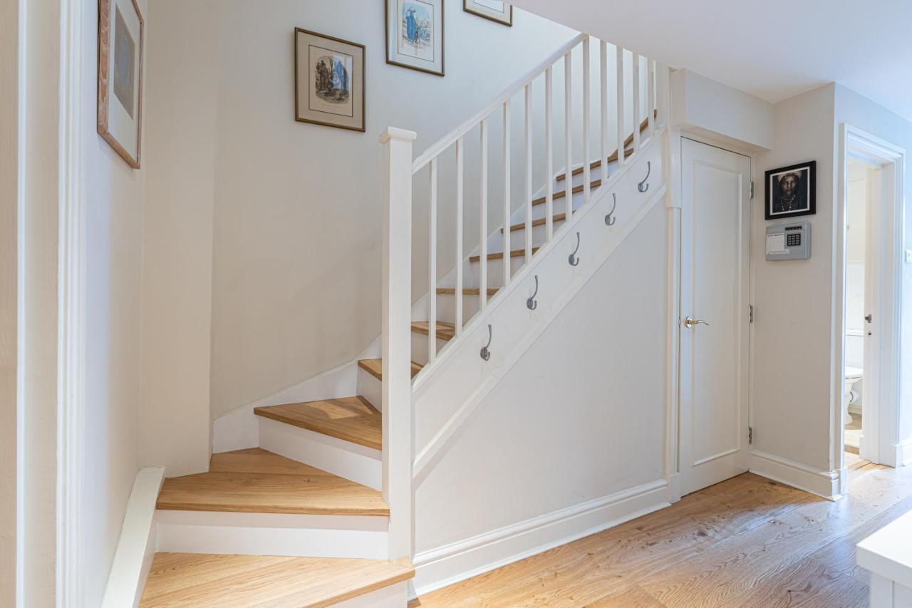 Stylish Mews House With Parking *